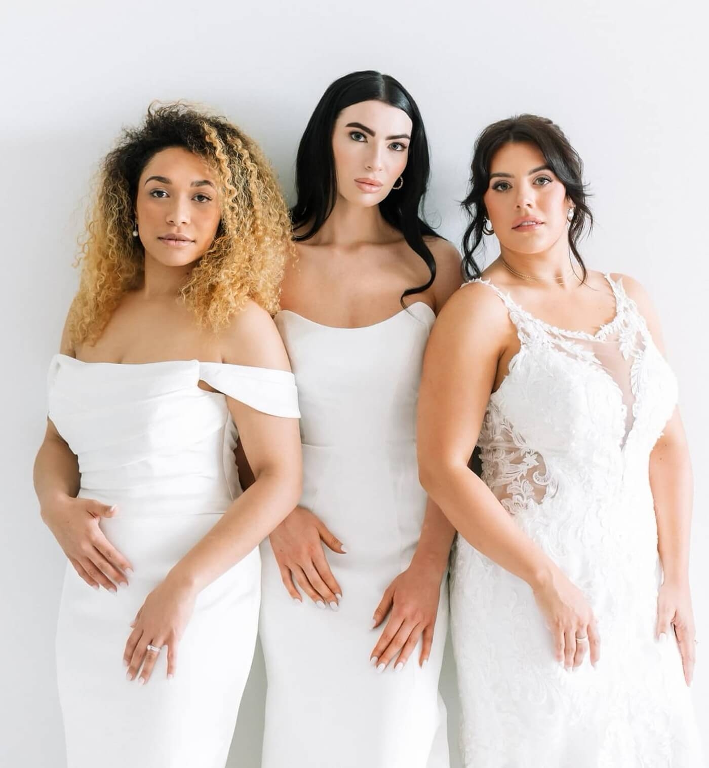 Modelы wearing a white dresses